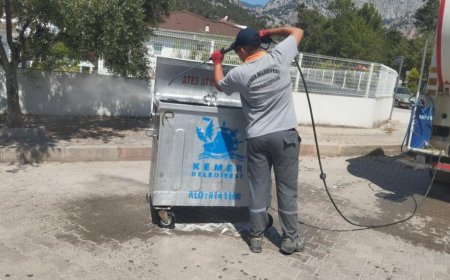 Kemer Belediyesi’nden Temizlik Atağı: Günde 80 Konteyner Dezenfekte Ediliyor