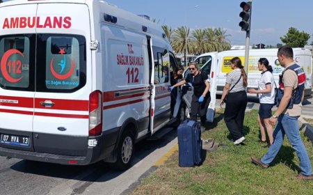 Manavgat’ta Nakliye Kamyonu Otobüse Çarptı: 1 Yaralı