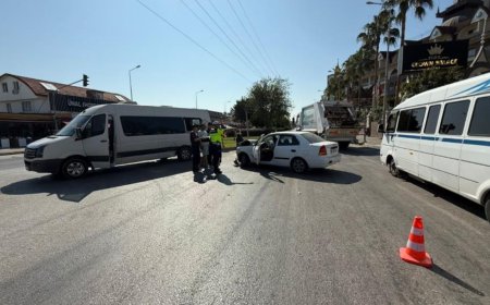 Manavgat’ta Tur Aracıyla Otomobil Çarpıştı: 3’ü Alman 5 Yaralı