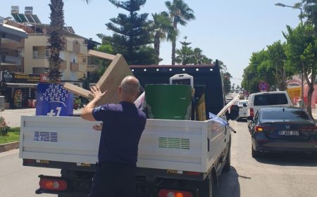 Konyaaltı'nda Kuralsız Esnafa Müdahale: Kaldırımlar Boşaltılıyor