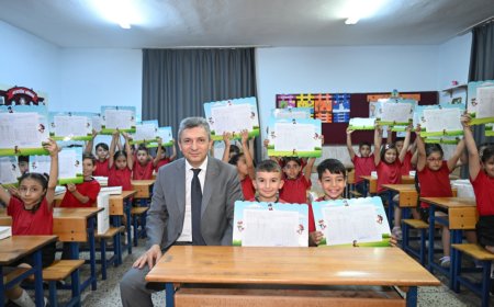 Antalya Valisi Hulusi ŞAHİN Öğrencilerin Karne Heyecanına Ortak Oldu.