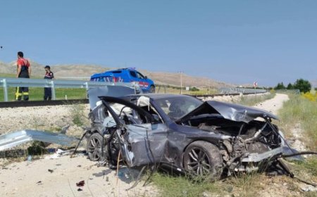 Korkuteli’nde Trafik Kazası: Bariyerleri Aşan Otomobil Şarampole Uçtu