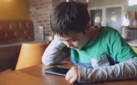 Minik Yaşta Büyük Tehlike: Ekran Bağımlılığı Boyun Fıtığına Neden Oluyor