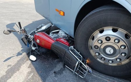 Antalya’da Döner Kavşakta Kaza: Motosiklet Otobüsün Altına Girdi