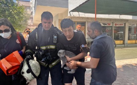 Kepez’de Balkonda Mahsur Kalan Genç ve Kedisi İtfaiye Tarafından Kurtarıldı