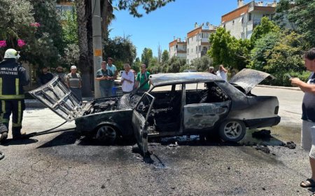 Muratpaşa'da Tofaş Otomobil Alevlere Teslim Oldu