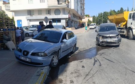 Manavgat’ta Hafif Ticari Araç ile Otomobil Çarpıştı: 1 Yaralı