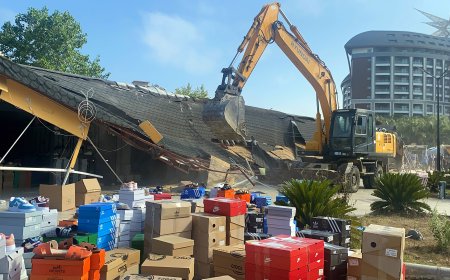 Kundu’da Kaçak Yapı Yıkımında Gergin Anlar: İş Makinesinin Önüne Yattılar