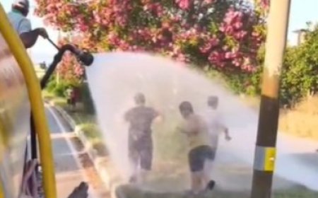 Manavgat’ta Sıcaktan Bunalan Çocuklar Tankerle Serinletildi