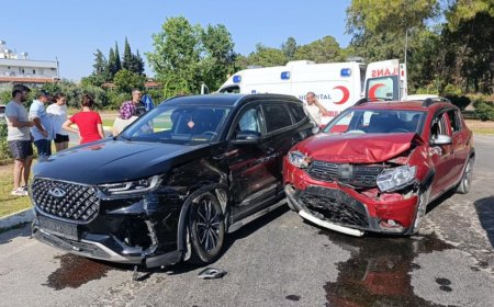 Manavgat’ta İki Araç Çarpıştı: 7 Kişi Yaralandı