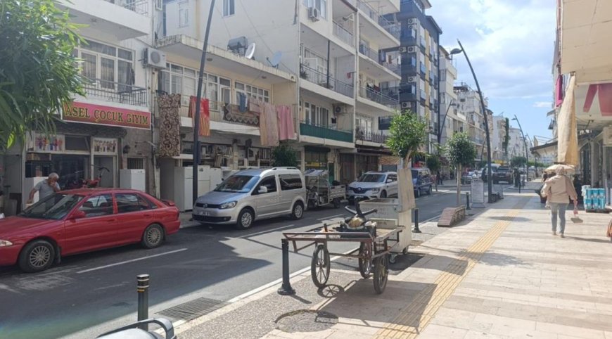 Manavgat’ta Yola Fırlayan 3 Yaşındaki Çocuk Otomobile Çarparak Yaralandı