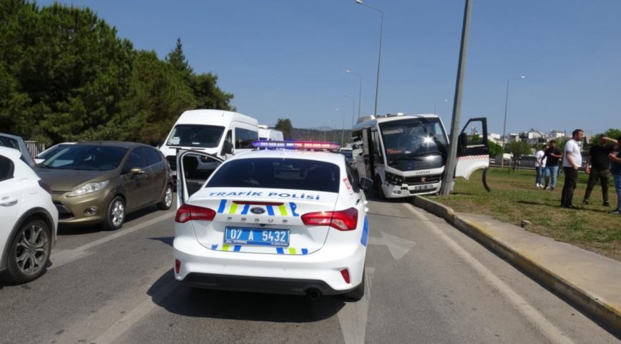 Antalya'da Halk Minibüsü Dehşeti: Freni Patlayan Araç 4 Kişiyi Yaraladı