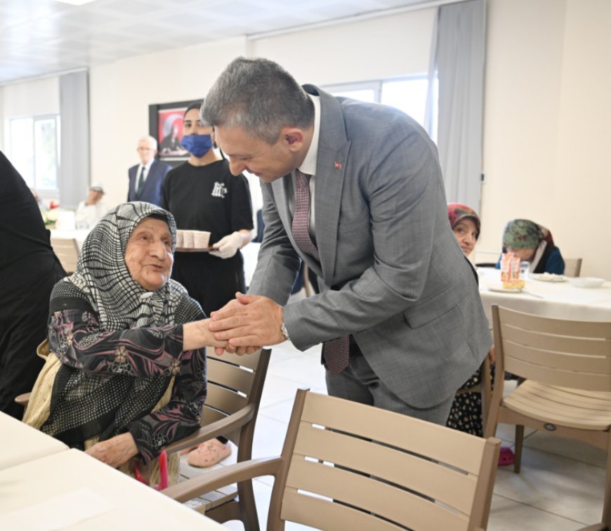Antalya Valisi Hulusi Şahin Kamu Görevlileri Ve Vatandaşlarla Bayramlaştı