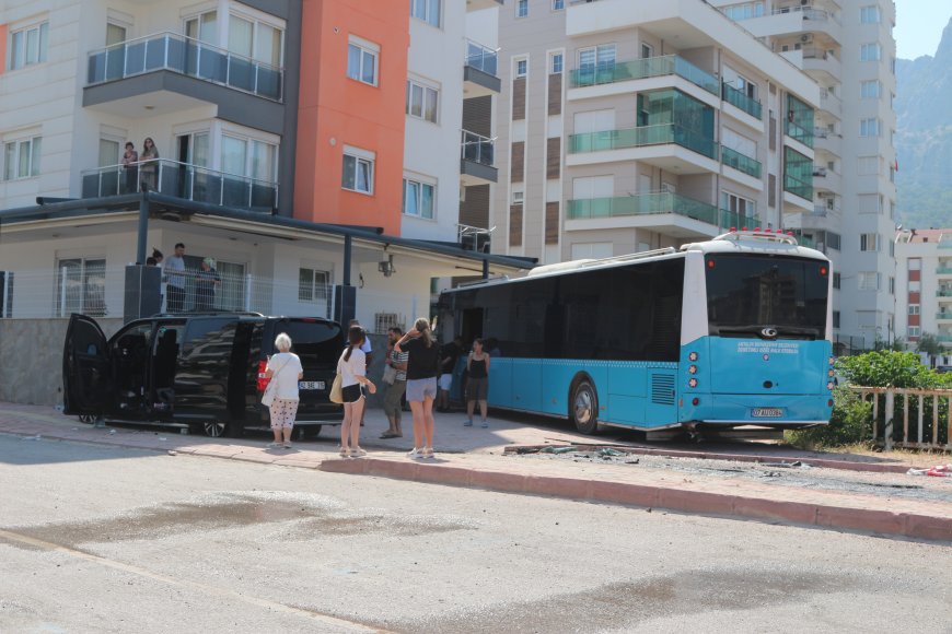 Antalya’da Kontrolsüz Kavşakta Kaza: 3 Yaralı