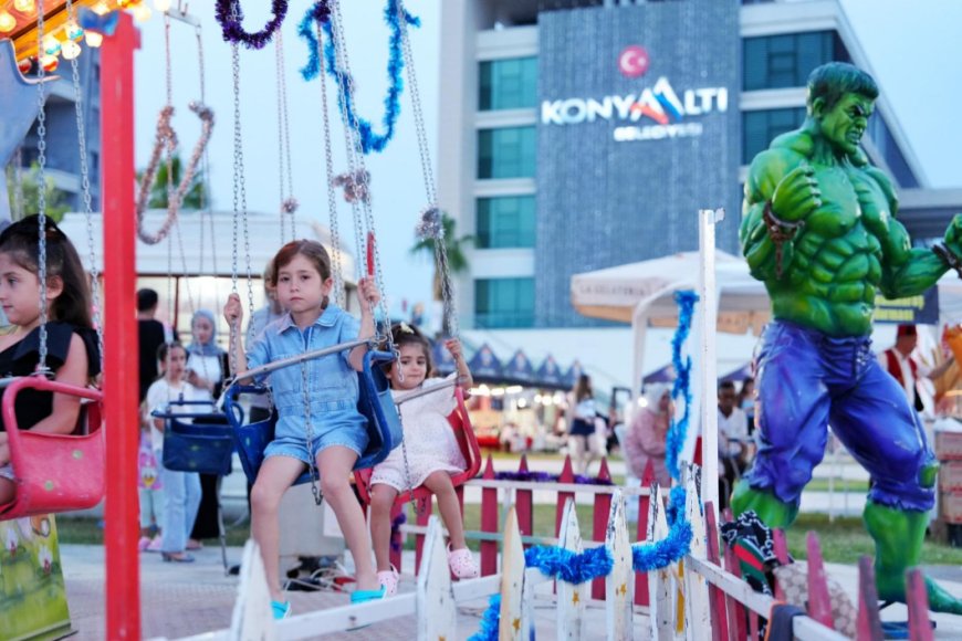 KONYAALTI'NDA BAYRAM KUMPANYASINA YOĞUN İLGİ