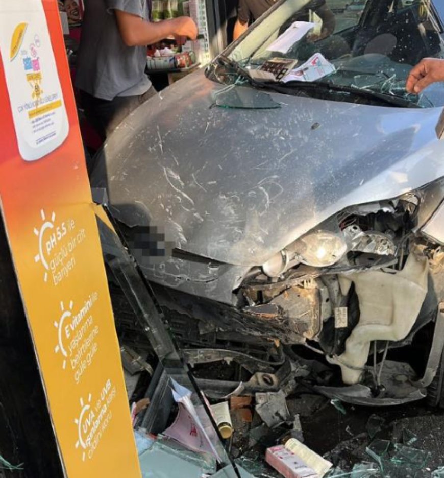 Antalya'da Otomobil Mağazaya Daldı! Sürücü Burnu Bile Kanamadan Kurtuldu.