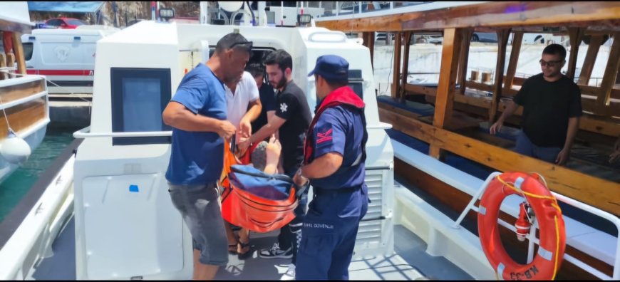 Demre Kaleköy'de düşen turist, sahil güvenlik botuyla ambulansa götürüldü