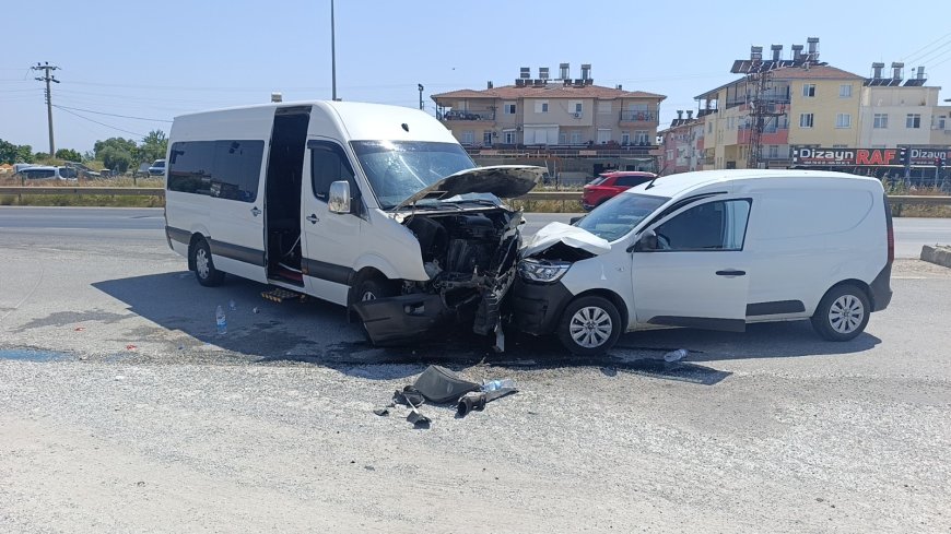 Manavgat'ta tur aracı hafif ticari araçla kafa kafaya çarpıştı: 6 yaralı