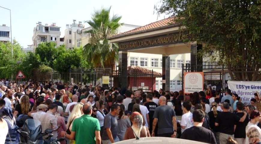 Antalya’da LGS Heyecanı Başladı: Öğrenciler ve Veliler Sınav Heyecanını Paylaştı