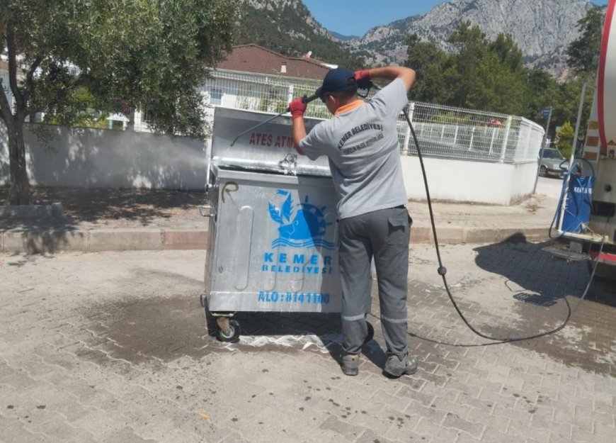 Kemer Belediyesi’nden Temizlik Atağı: Günde 80 Konteyner Dezenfekte Ediliyor