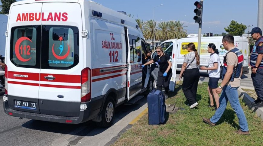 Manavgat’ta Nakliye Kamyonu Otobüse Çarptı: 1 Yaralı