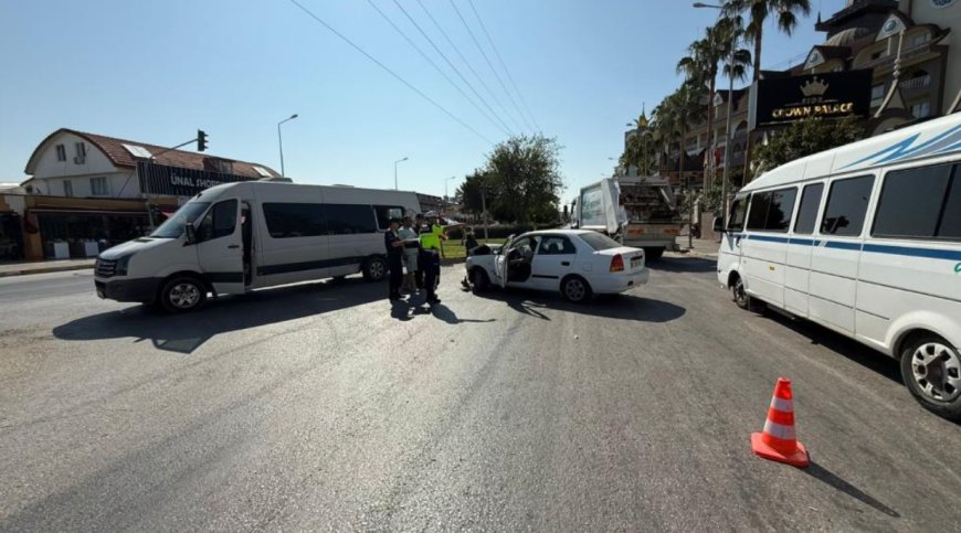 Manavgat’ta Tur Aracıyla Otomobil Çarpıştı: 3’ü Alman 5 Yaralı