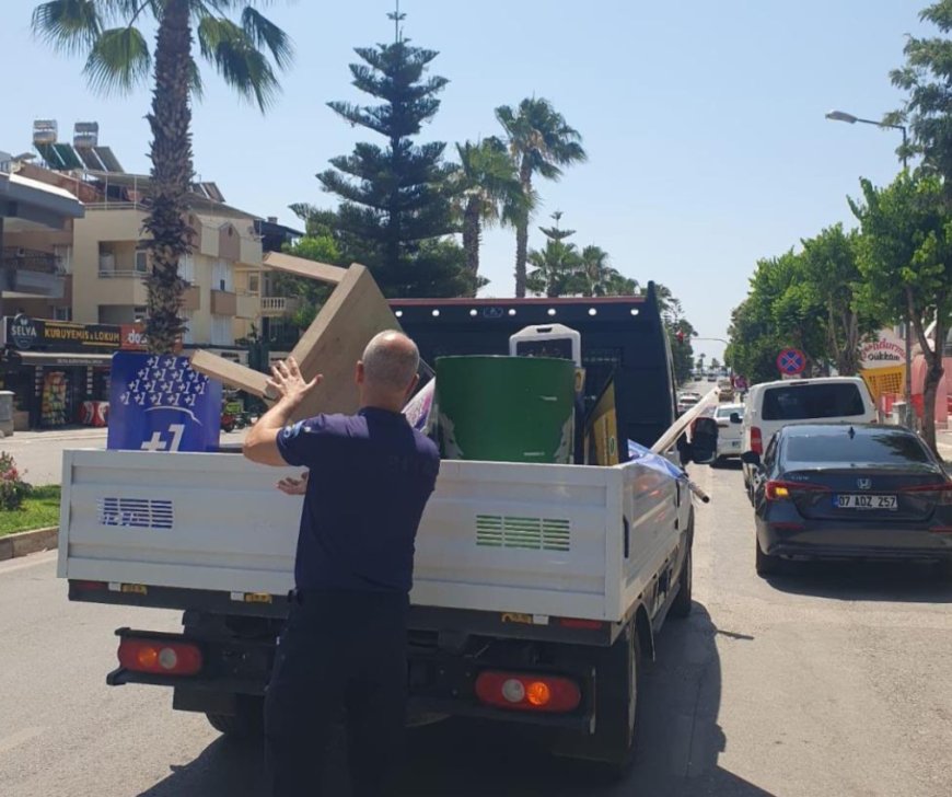 Konyaaltı'nda Kuralsız Esnafa Müdahale: Kaldırımlar Boşaltılıyor