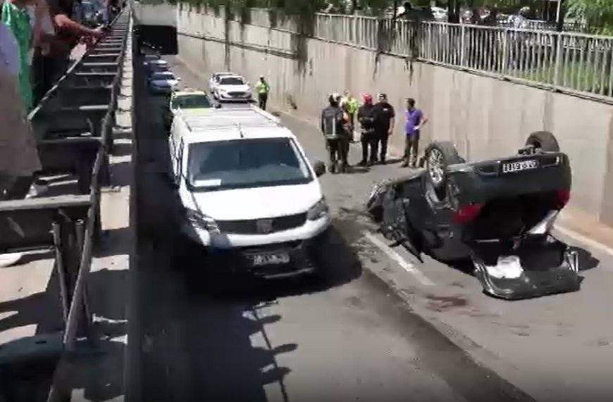 Antalya'da Otomobil Ters Döndü, Sürücü Araçta Mahsur Kaldı
