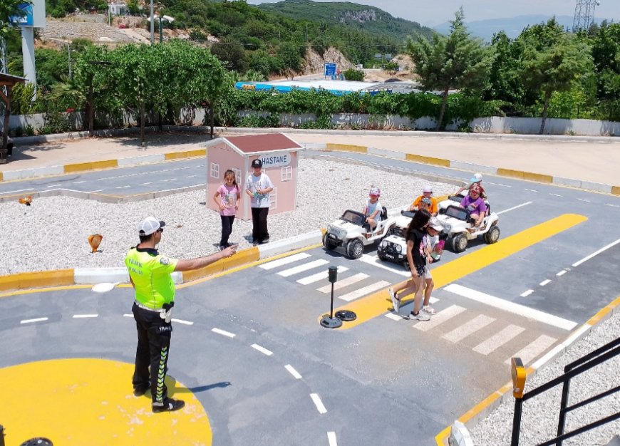Antalya’da Çocuklara Uygulamalı Trafik Eğitimi Verildi