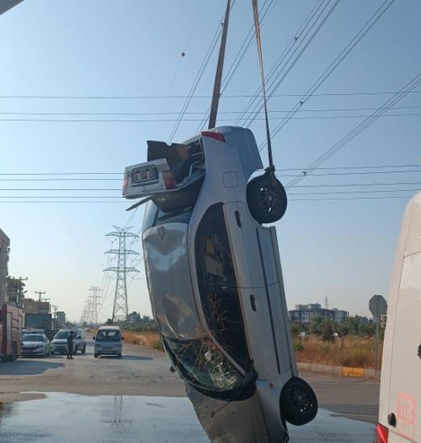 Antalya’da sürücüsünün direksiyon hakimiyetini kaybettiği otomobil, su kanalına düştü.