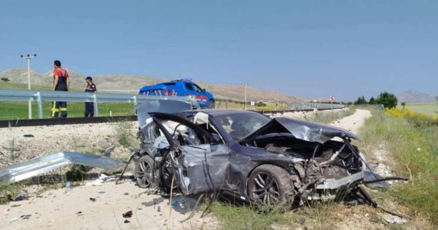 Korkuteli’nde Trafik Kazası: Bariyerleri Aşan Otomobil Şarampole Uçtu