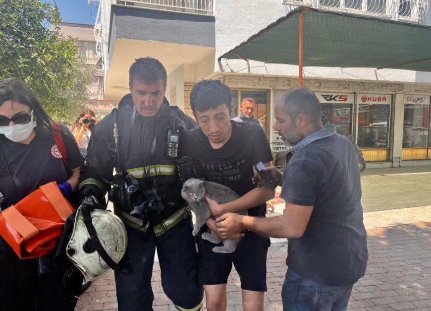 Kepez’de Balkonda Mahsur Kalan Genç ve Kedisi İtfaiye Tarafından Kurtarıldı
