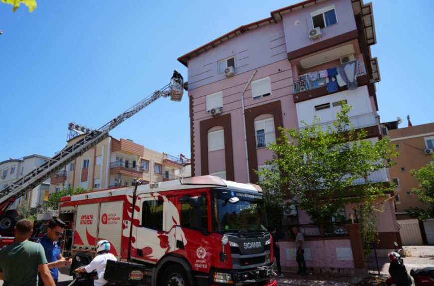 Antalya'nın Kepez ilçesinde bir apartmanın son katında çıkan yangın paniğe neden oldu.