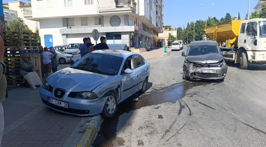 Manavgat’ta Hafif Ticari Araç ile Otomobil Çarpıştı: 1 Yaralı