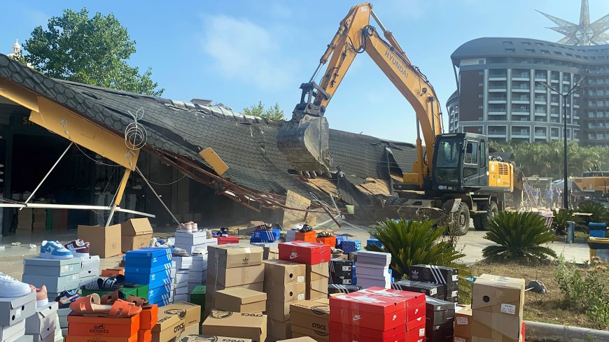 Kundu’da Kaçak Yapı Yıkımında Gergin Anlar: İş Makinesinin Önüne Yattılar