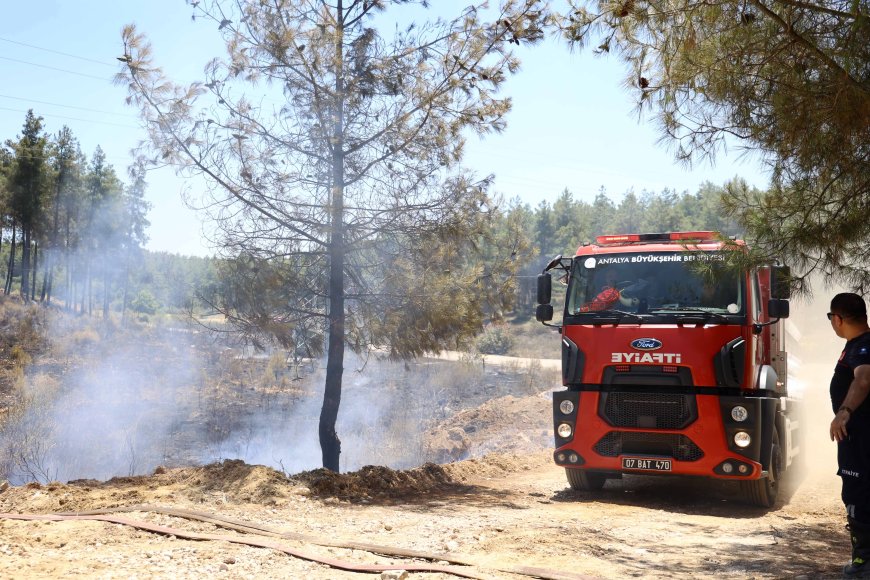 Antalya Büyükşehir İtfaiyesi Üç İlçede Orman Yangınına Müdahale Etti