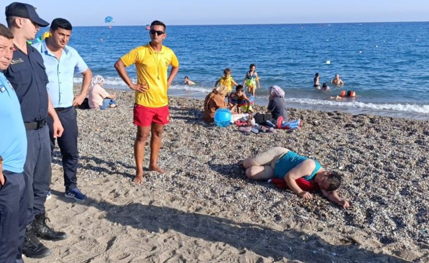 Antalya'da Plajda Boğulma Tehlikesi Geçiren Kadın Hastaneye Kaldırıldı