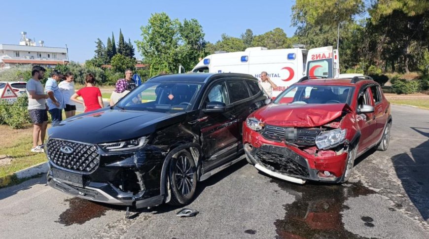Manavgat’ta İki Araç Çarpıştı: 7 Kişi Yaralandı