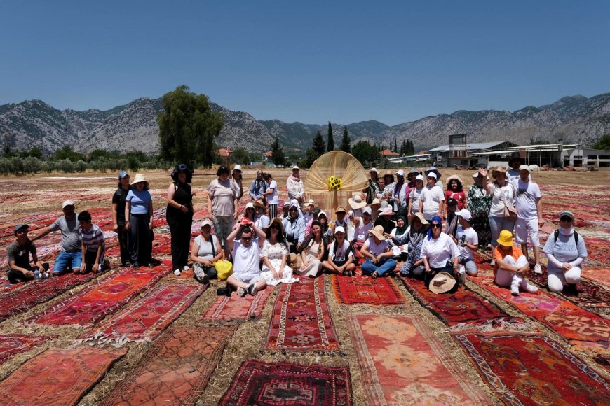 Kilim tarlalarını gezdiler