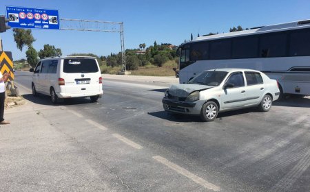 Antalyanın Manavgat ilesinde Tur aracı ile otomobil çarpıştı: 2 çocuk yaralandı