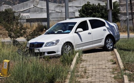 Antalya’da Trafik Kazası: Direksiyon Hakimiyetini Kaybeden Sürücü Refüje Çarptı