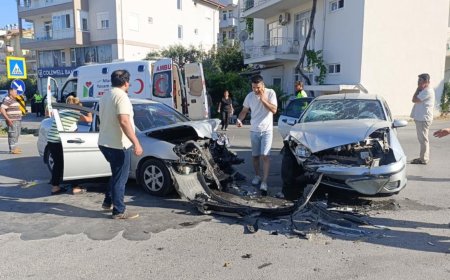 Manavgat'ta İki Otomobil Çarpıştı: 3 Kişi Yaralandı