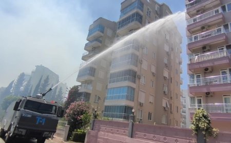Antalya'da Yangın Apartmana Sıçradı, TOMA Müdahalesi Felaketi Önledi