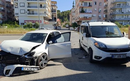 Manavgat’ta Otomobil ile Hafif Ticari Araç Çarpıştı: 1 Yaralı