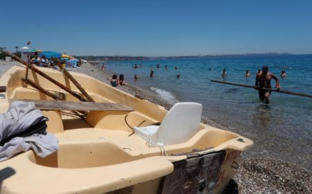 Antalya'da Atık Ararken Batık Sandal Buldular!