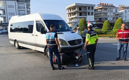 Manavgat’ta Minibüs ile Elektrikli Bisiklet Çarpıştı: Sürücü Yaralandı