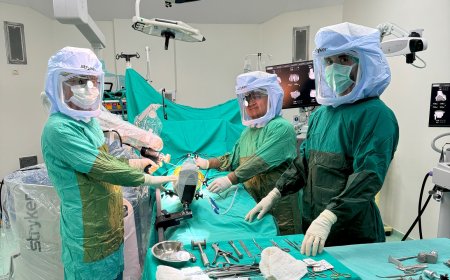 Antalya’da Yapay Zeka Destekli Robotla Total Diz Protezi Başarısı