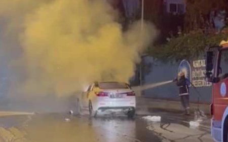 Antalya'da seyir halinde yanmaya başlayan araç alev topuna döndü.