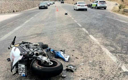 ANTALYA'nın Kaş ilçesinde otomobil ile çarpışan motosikletin sürücüsü yaralandı.