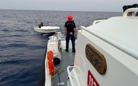 Sürüklenen Tekne ve Yolcusu Sahil Güvenlik Tarafından Kaş Limanı’na Çekildi